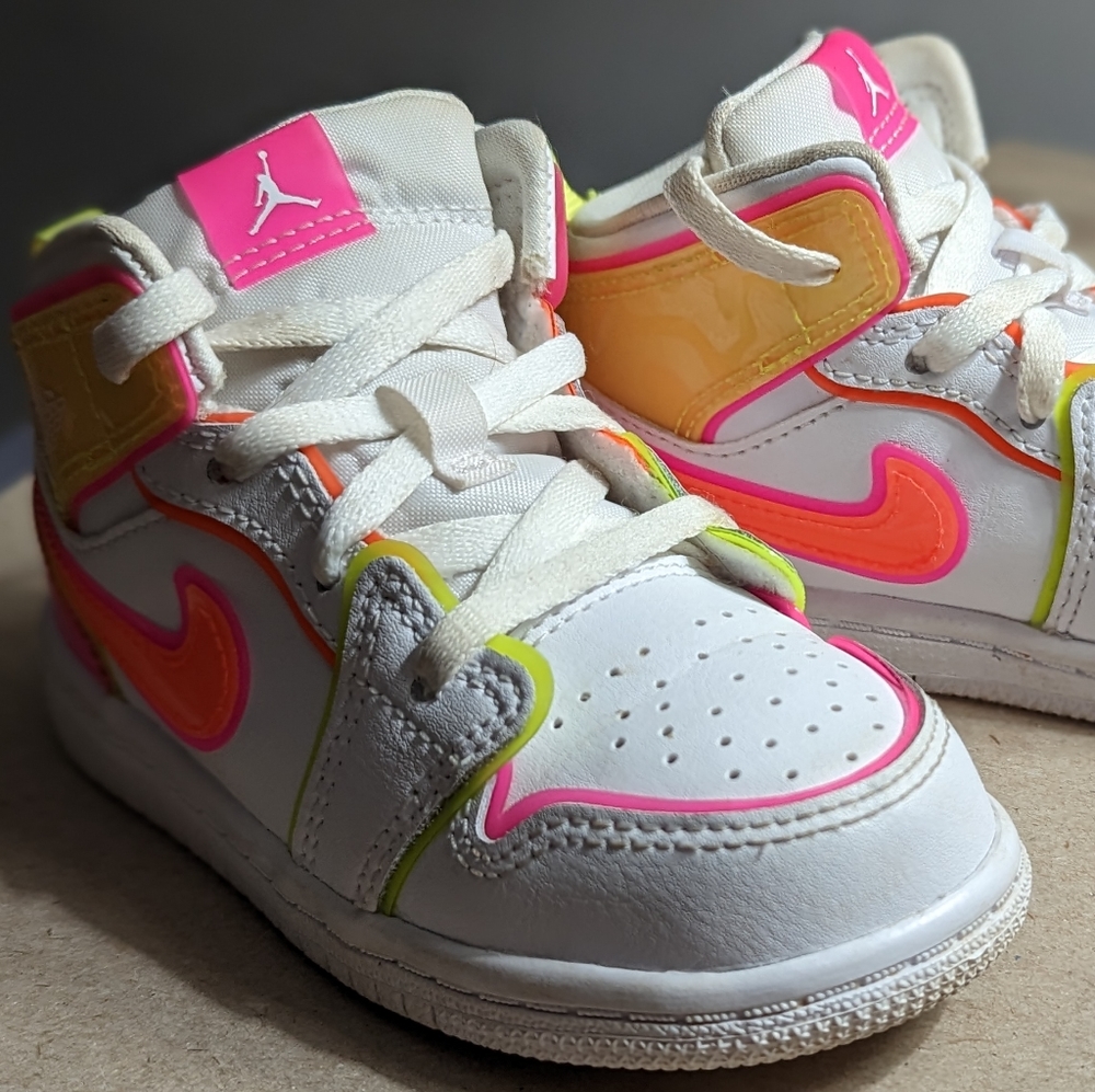 Air Jordan 1 Mid SE Edge Glow